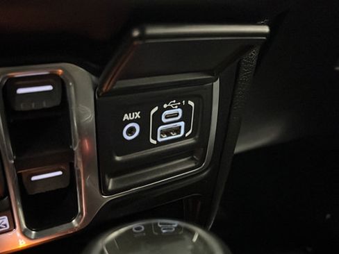 Used 2024 Jeep Wrangler Unlimited Sahara AWD/4WD image 31