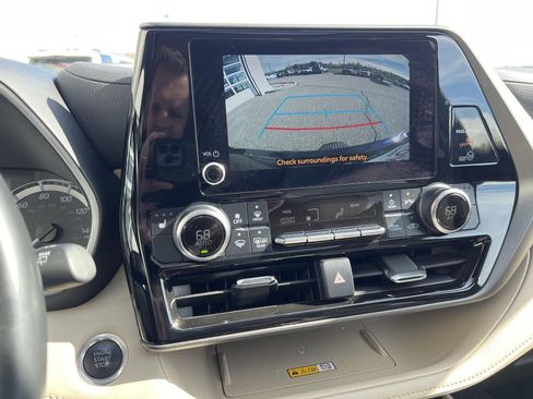 Certified 2024 Toyota Highlander XLE image 8