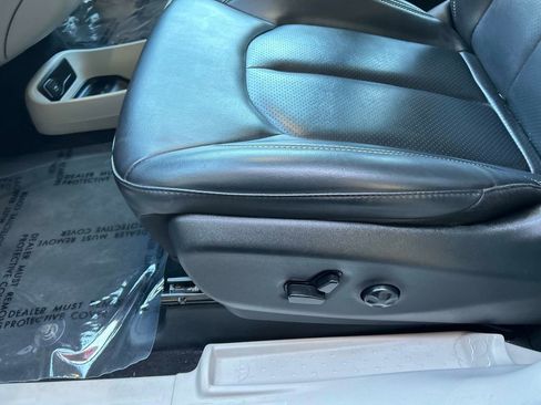 Used 2023 Chrysler Pacifica Touring-L FWD image 24