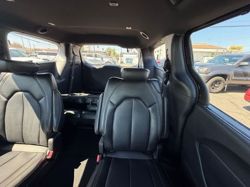 Used 2025 Chrysler Pacifica Select image 38