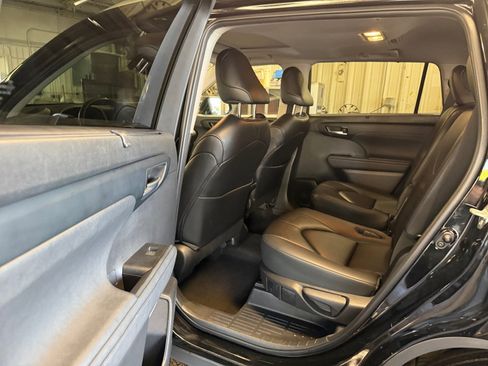 Used 2023 Toyota Highlander XLE AWD/4WD image 34