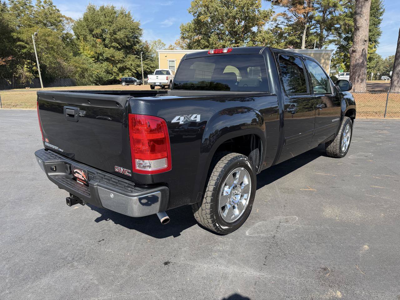 Used 2009 GMC Sierra 1500 SLT w/ Skid Plate Package AWD/4WD image 4