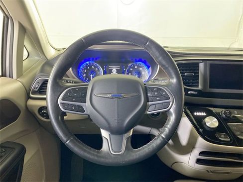 Used 2019 Chrysler Pacifica Touring-L image 35