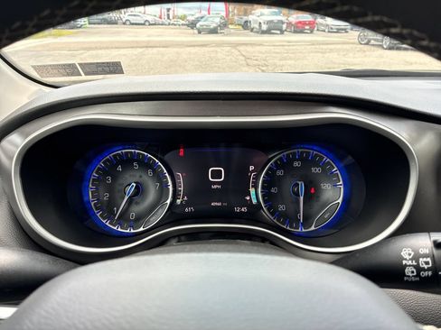 Used 2024 Chrysler Pacifica Touring-L FWD image 26