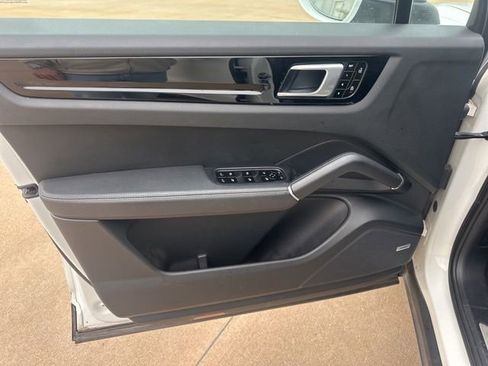 Used 2020 Porsche Cayenne image 9