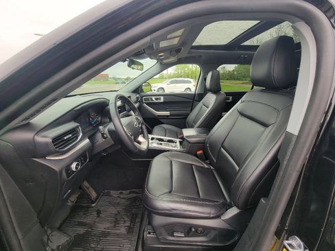 Used 2023 Ford Explorer XLT w/ Equipment Group 202A image 11