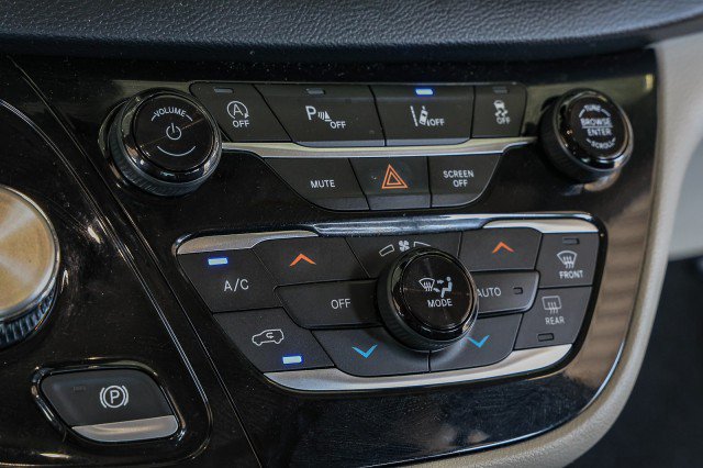 Used 2023 Chrysler Pacifica Touring-L FWD image 18