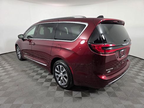 Used 2023 Chrysler Pacifica Pinnacle image 3