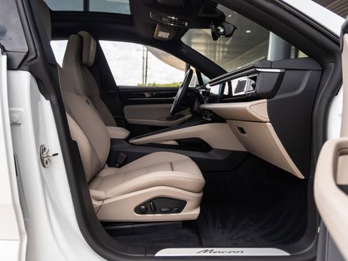 Certified 2025 Porsche Macan Electric image 40