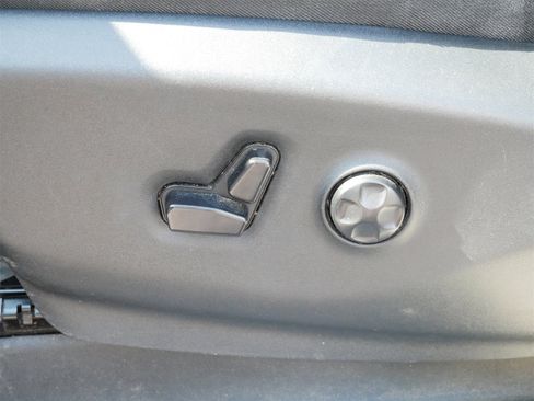 Used 2018 Chrysler Pacifica Limited image 17