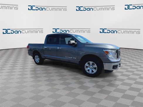Used 2018 Nissan Titan SV image 2