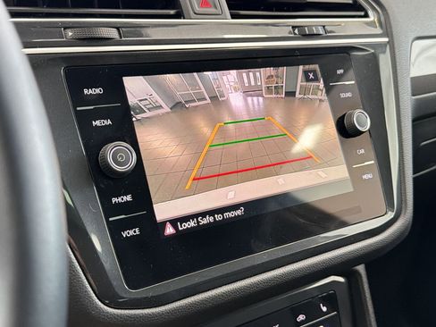 Used 2024 Volkswagen Tiguan SE w/ Panoramic Sunroof Package image 25