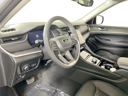 Used 2023 Jeep Grand Cherokee Limited AWD/4WD image 9