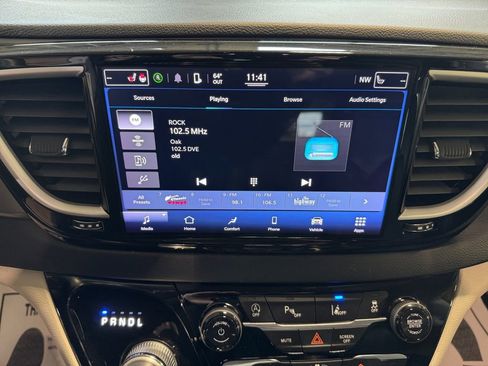 Used 2022 Chrysler Pacifica Touring-L FWD image 17