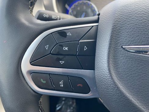 Used 2023 Chrysler Pacifica Touring-L FWD image 15