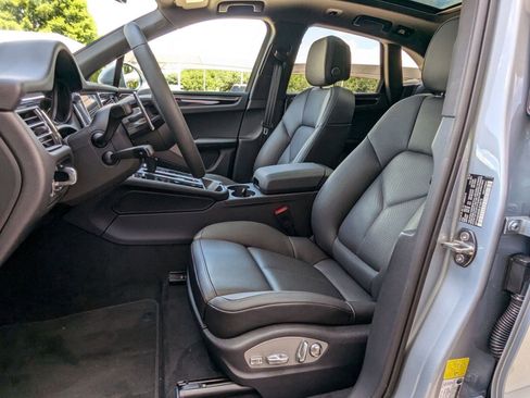 Certified 2025 Porsche Macan AWD/4WD image 5