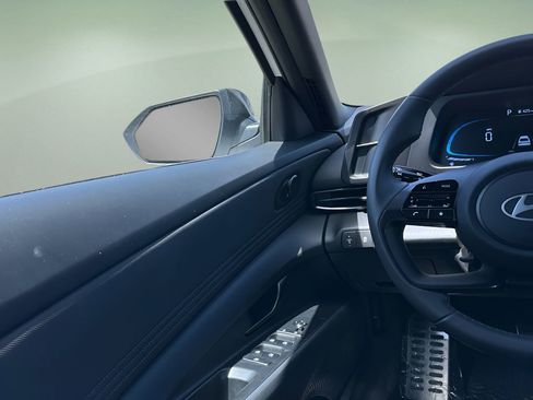 Used 2025 Hyundai Elantra Sport image 16