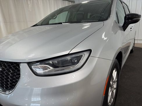 Used 2024 Chrysler Pacifica Touring-L FWD image 14