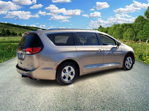 Certified 2018 Chrysler Pacifica Touring-L image 4
