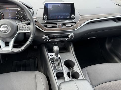 Used 2025 Nissan Altima 2.5 SV FWD image 16