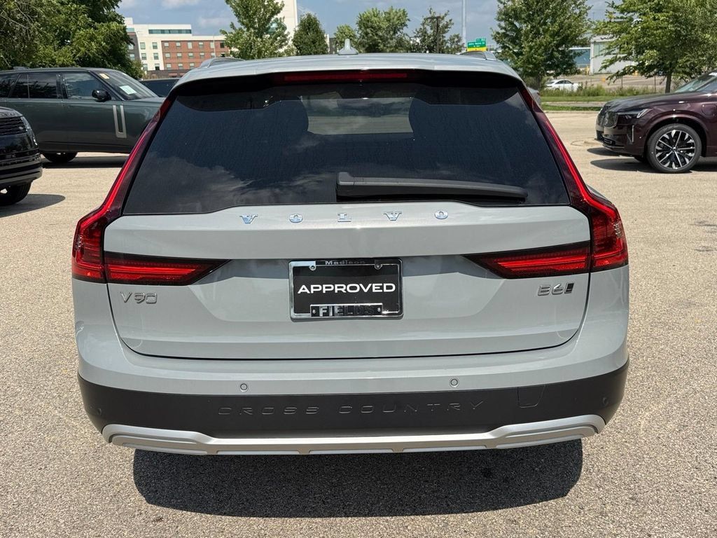 Certified 2025 Volvo V90 B6 Cross Country Ultra AWD/4WD image 3