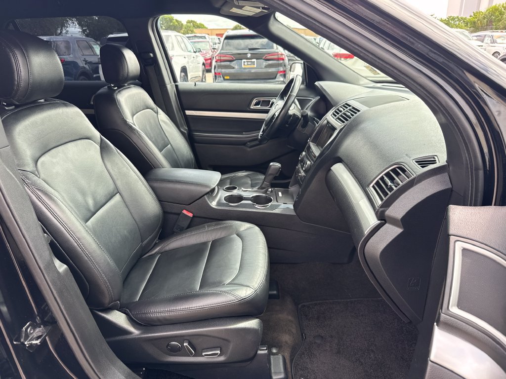 Used 2017 Ford Explorer XLT w/ Equipment Group 202A FWD image 24