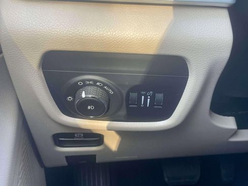 Used 2023 Jeep Grand Cherokee Limited AWD/4WD image 19