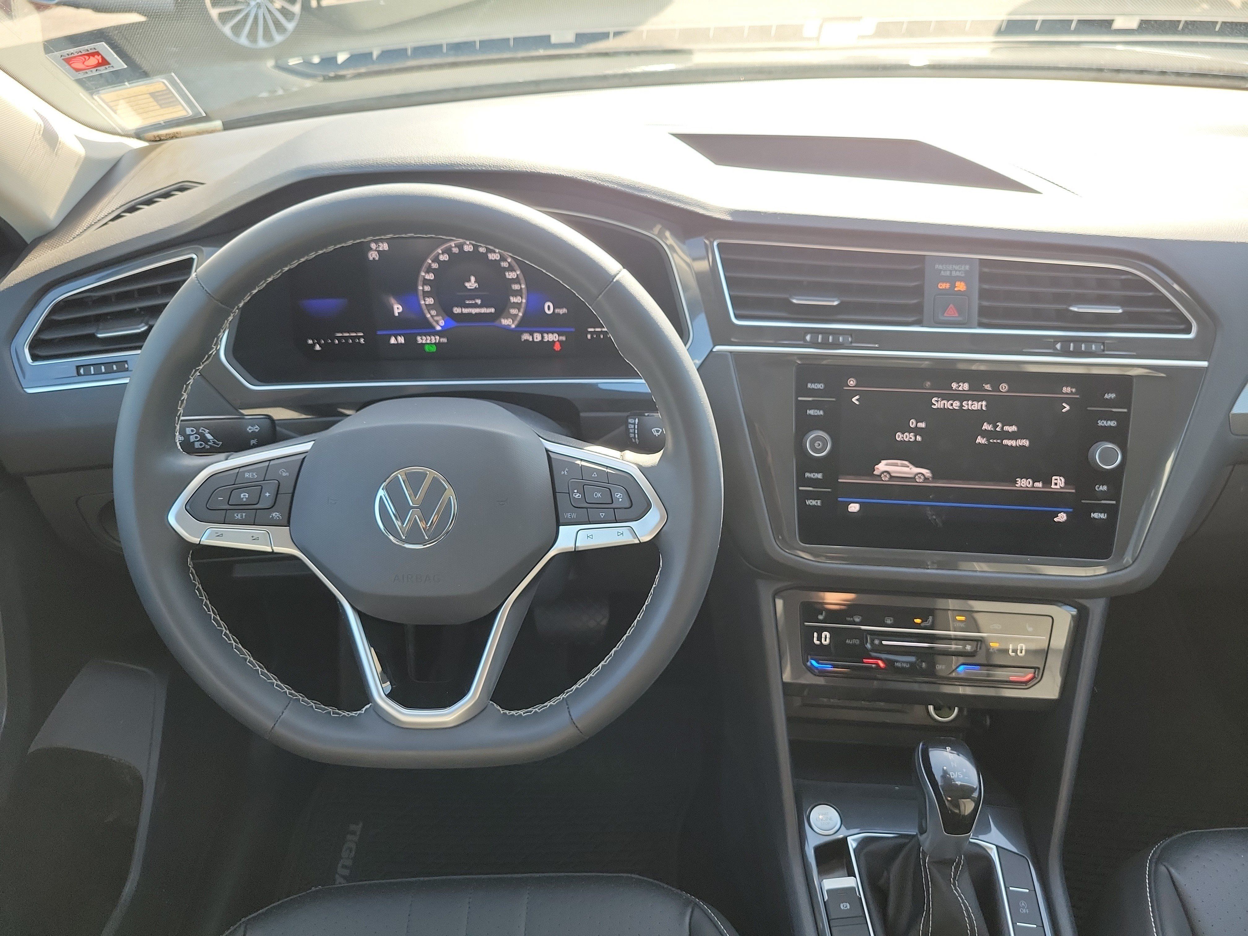 Used 2023 Volkswagen Tiguan SE w/ Panoramic Sunroof Package FWD image 18