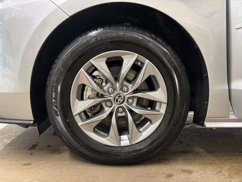 Used 2024 Toyota Sienna XLE w/ XLE Plus Package FWD image 34