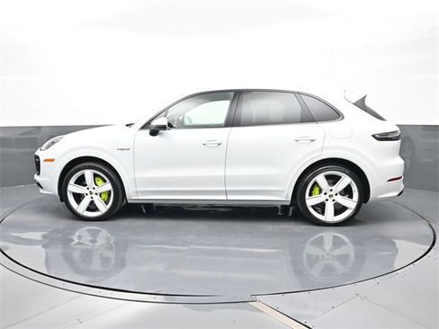 Used 2023 Porsche Cayenne Platinum Edition image 29