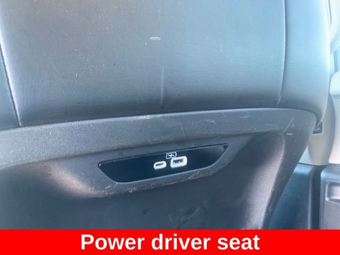 Used 2023 Chrysler Pacifica Touring-L FWD image 16