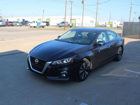 Used 2019 Nissan Altima 2.5 SV image 1