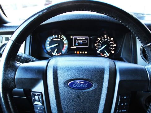 Used 2017 Ford Expedition XLT image 28