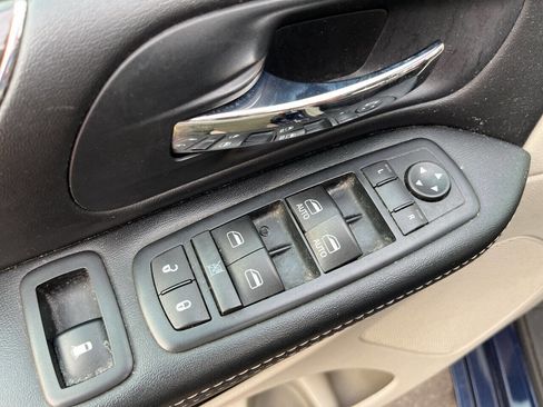 Used 2016 Chrysler Town & Country Touring image 14