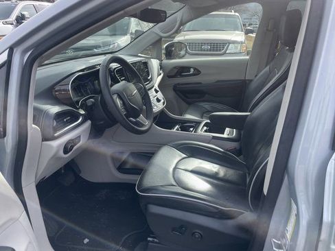 Used 2023 Chrysler Pacifica Limited image 7