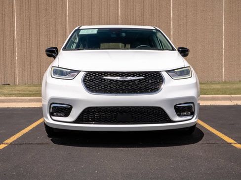 Used 2024 Chrysler Pacifica Touring-L FWD image 3
