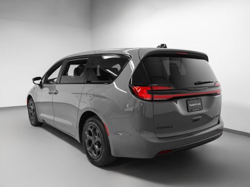 Used 2023 Chrysler Pacifica Limited w/ S Appearance Package FWD image 3