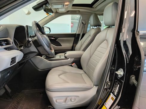 Used 2024 Toyota Highlander XLE FWD image 9