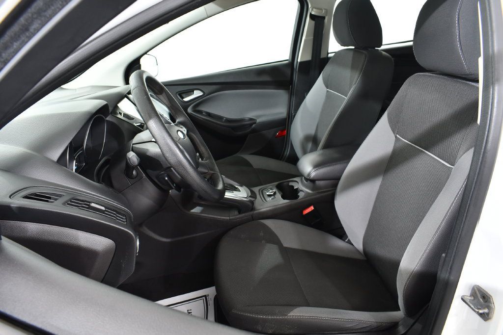 Used 2013 Ford Focus SE w/ SE Winter Pkg FWD image 6
