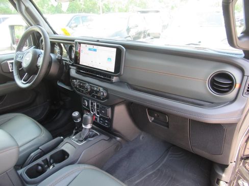Certified 2025 Jeep Gladiator Mojave w/ Convenience Group AWD/4WD image 13