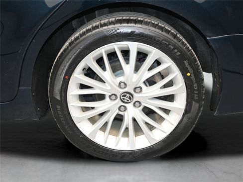 Used 2020 Toyota Camry XLE image 11