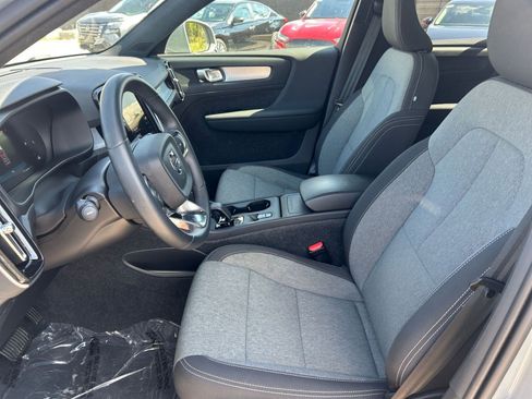 Used 2024 Volvo XC40 B5 Core image 27