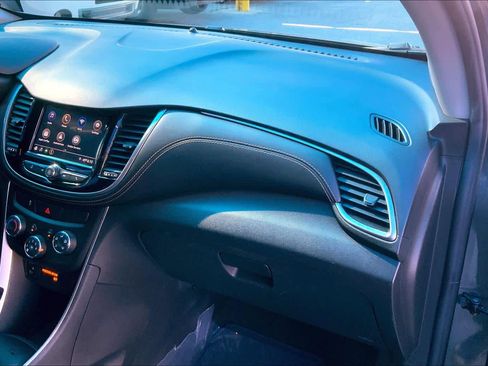 Used 2021 Chevrolet Trax LT w/ LT Convenience Package image 18