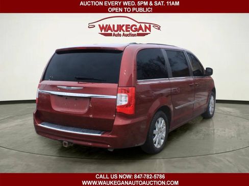 Used 2013 Chrysler Town & Country Touring w/ Trailer Tow Group FWD image 3