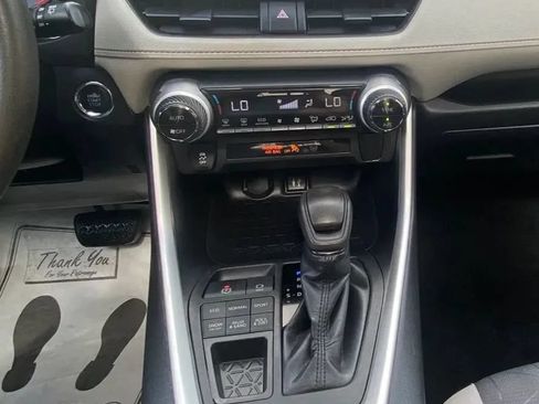 Used 2019 Toyota RAV4 XLE w/ Carpet Mat Package AWD/4WD image 13