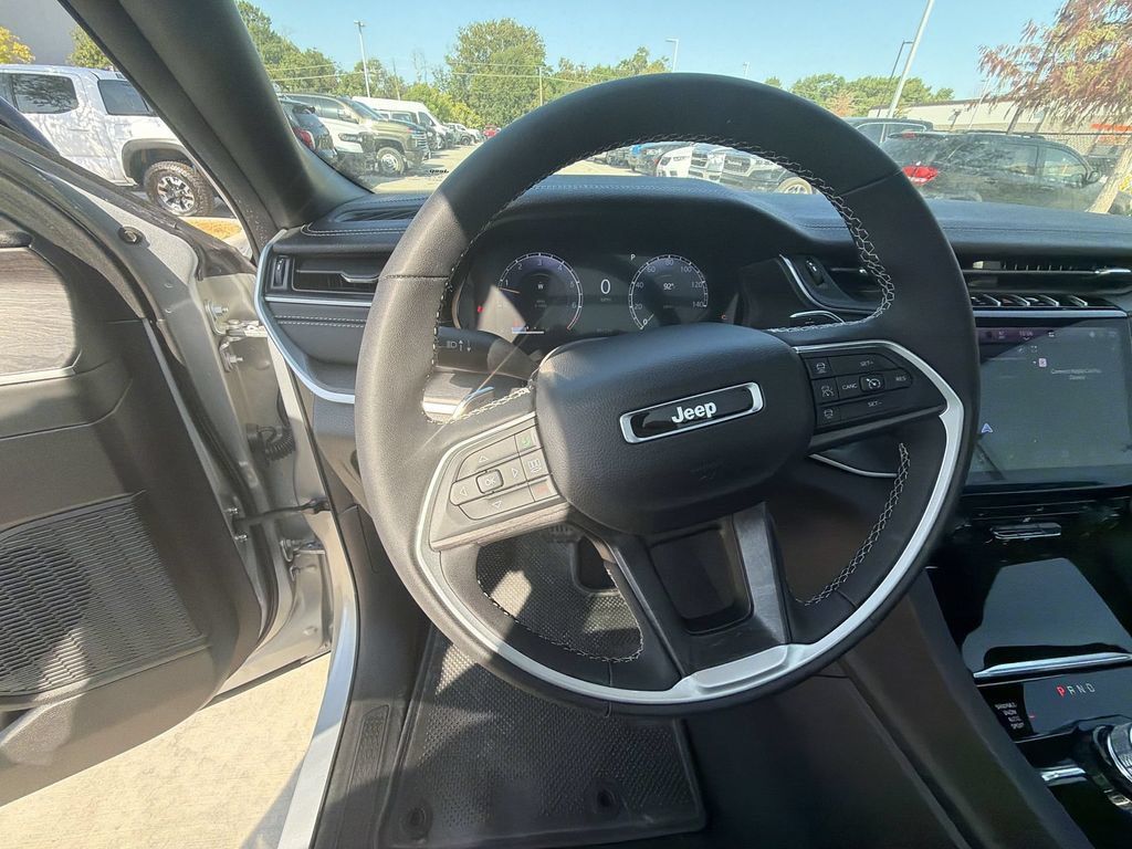 Used 2025 Jeep Grand Cherokee L Limited w/ Black Appearance Package AWD/4WD image 6