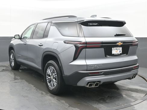 Used 2025 Chevrolet Traverse LT image 8