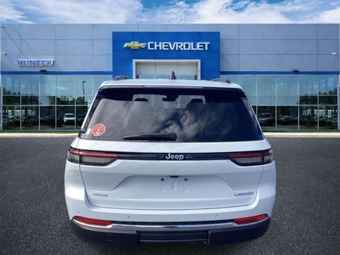 Used 2025 Jeep Grand Cherokee Laredo w/ Luxury Tech Group I AWD/4WD image 3
