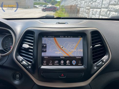 Used 2016 Jeep Cherokee Limited w/ Luxury Group AWD/4WD image 30