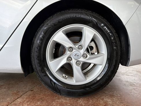 Used 2015 Hyundai Elantra SE FWD image 19